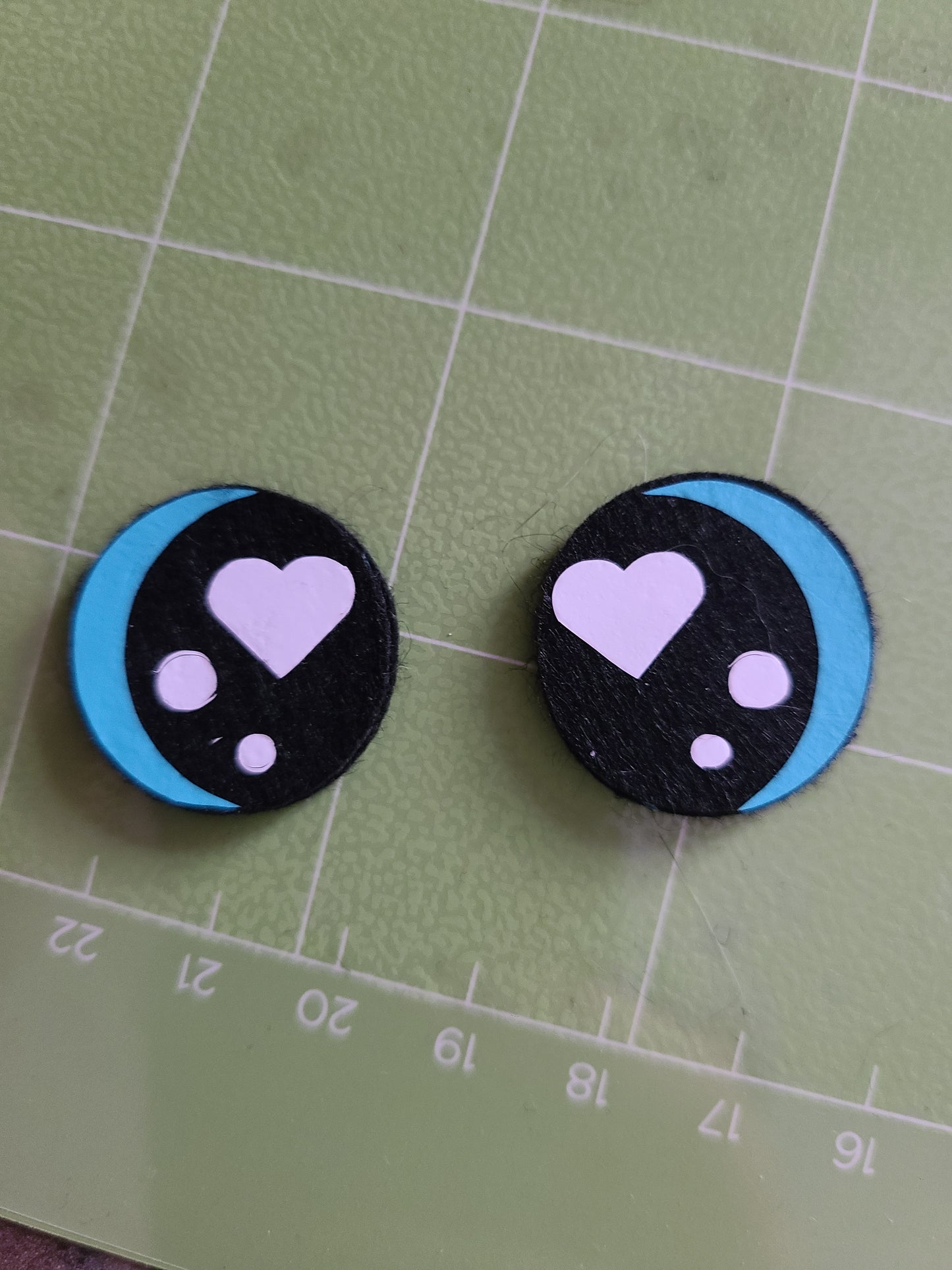 Felt 1 inch heart eyes